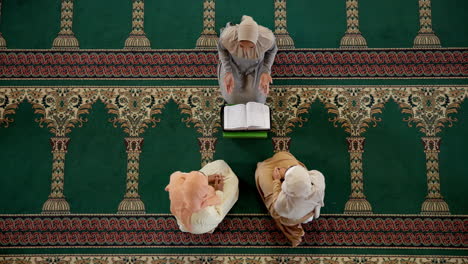 muslim women praying in a mosque