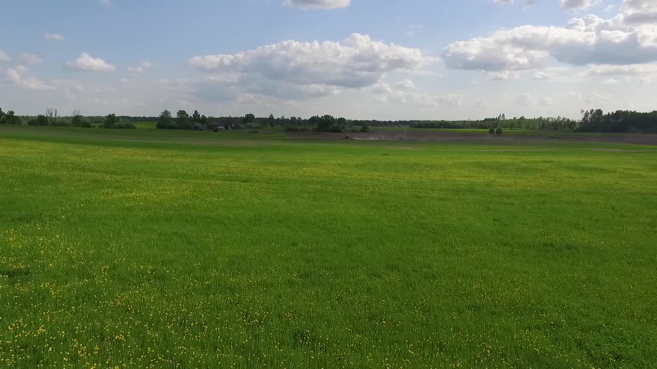 paisaje panorámico del campo en verano desde arriba y desde el suelo con rollos de heno y caminos