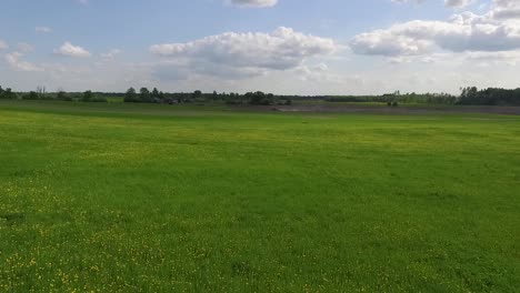 paisaje panorámico del campo en verano desde arriba y desde el suelo con rollos de heno y caminos