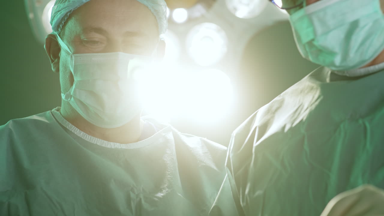 хирургическая процедура в операционной