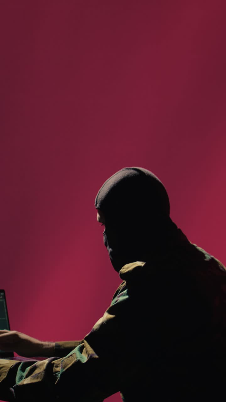 Video verticale: agente segreto del governo del PCC che condivide malware pericoloso e illegale online.
