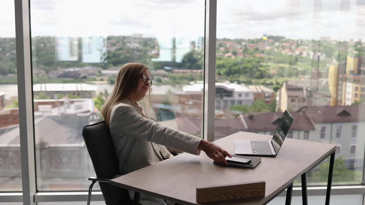Giovane manager professionista che usa il laptop in ufficio, donna d'affari che lavora in un caffè tramite laptop, ragazza freelance che scrive sulla tastiera, donna caucasica che lavora al laptop