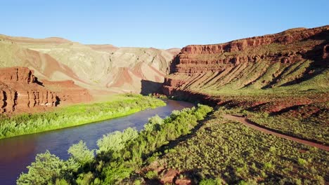 Vista-Aérea-along-the-mountains-and-San-Juan-Río-in-Utah-1