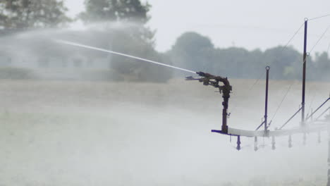 regar los campos con una máquina de riego automática, al mediodía