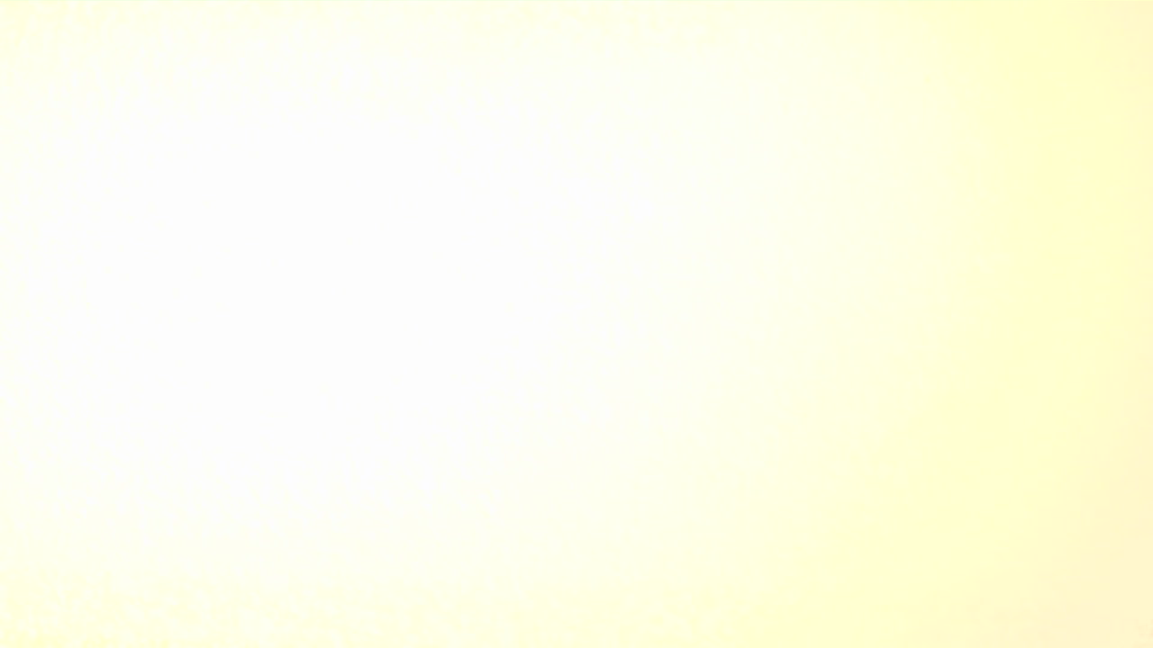 셔츠 소매에 트럼프 카드를 집어넣는 남자