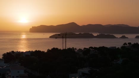 Vívido-Paisaje-Aéreo-De-La-Bahía-De-Palma-Durante-La-Pintoresca-Puesta-De-Sol,-Mallorca