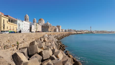 Paisaje-Urbano-Costero-Con-Cielo-Azul-Claro,-Edificios-Históricos-Y-Mar-En-Calma,-Durante-El-Día