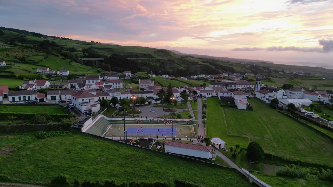 hyperlapse de drone al atardecer de futsal jugando en una cancha al aire libre en el algarvia