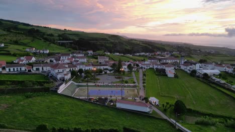 Hiperlapso-De-Drones-Al-Atardecer-De-Fútbol-Sala-Jugado-En-Una-Cancha-Al-Aire-Libre-En-Algarvia