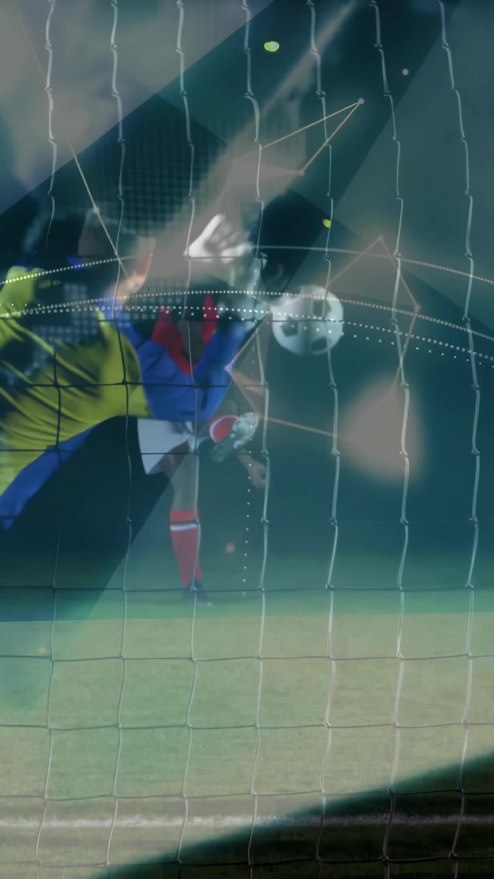 Video verticale: Attaccante che calcia per segnare, portiere che si tuffa, pallone che attraversa la rete sotto un globo sportivo.