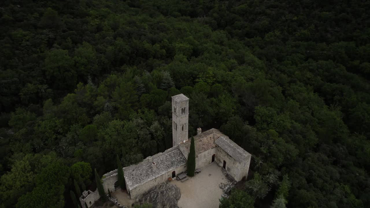 -SHOT [orbit plane or point of interest]
-DESCRIPTION [Drone video about a monastery in the valleys and mountains of Provence-Alpes-C&ocirc;te d'Azur in France near Buoux