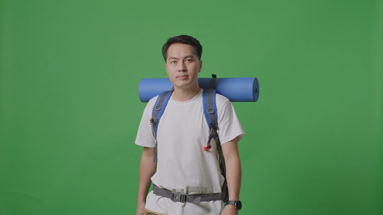 녹색 화면에 배을 가진 남자