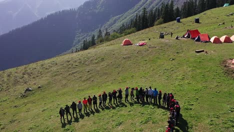 reunión de excursionistas en sar pass trek en india - toma aérea