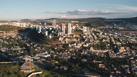 vista urbana de la ciudad de querétaro, filmada con drone