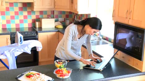 mujer abrumada trabajando y cocinando en la cocina