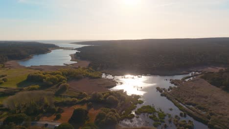 Toma-Aérea-De-La-Maravillosa-Laguna-De-Albufeira-Bajo-La-Luz-Del-Sol,-Portugal