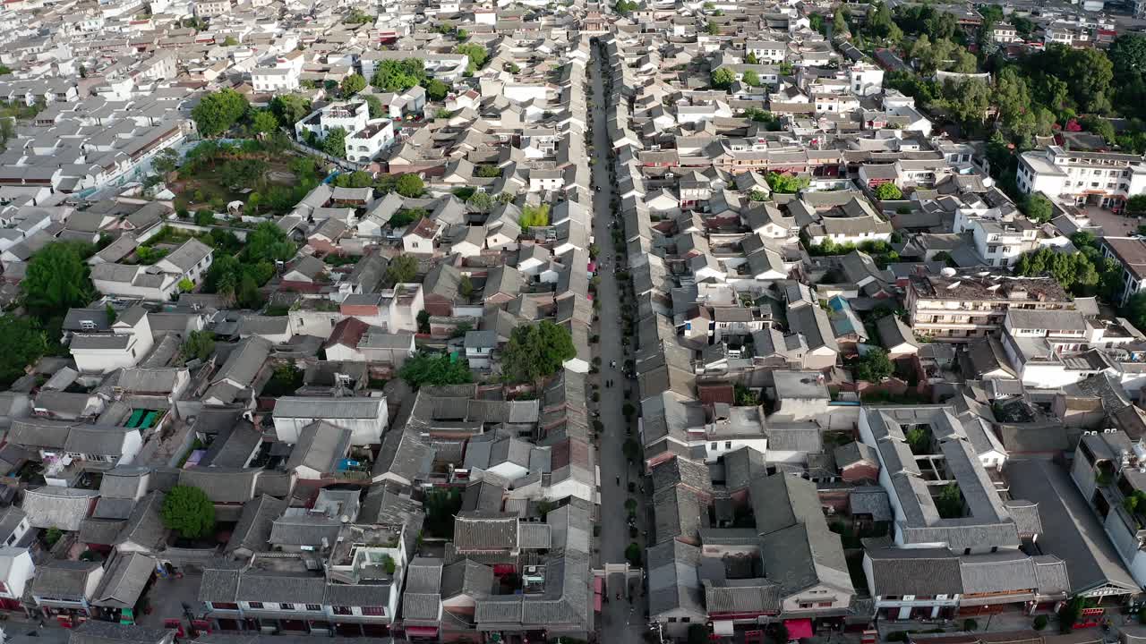 중국 유난 지방의 웨이산에 있는 건물과 풍경.