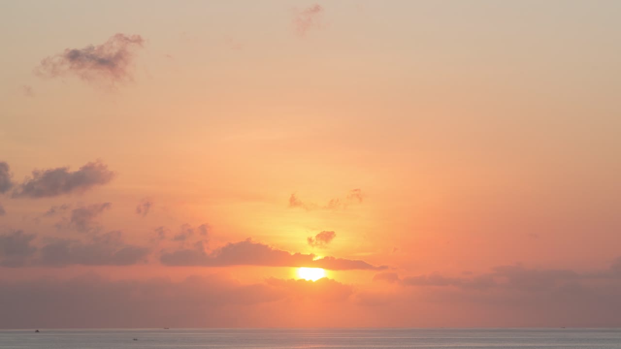 바다 위에 해가 지는 것