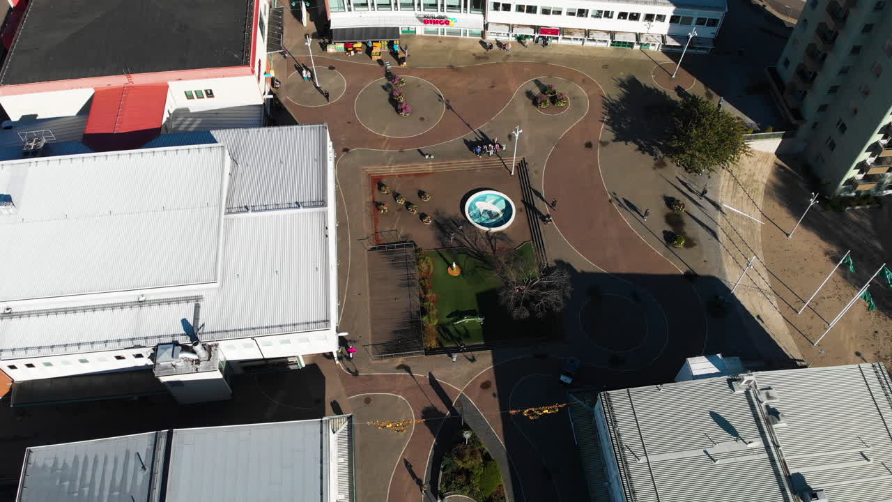 골든 아워에 코르테달라 광장 위로 뒤로 날아가는 공중