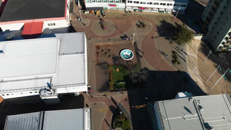 vuelo aéreo hacia atrás sobre la plaza kortedala a la hora dorada