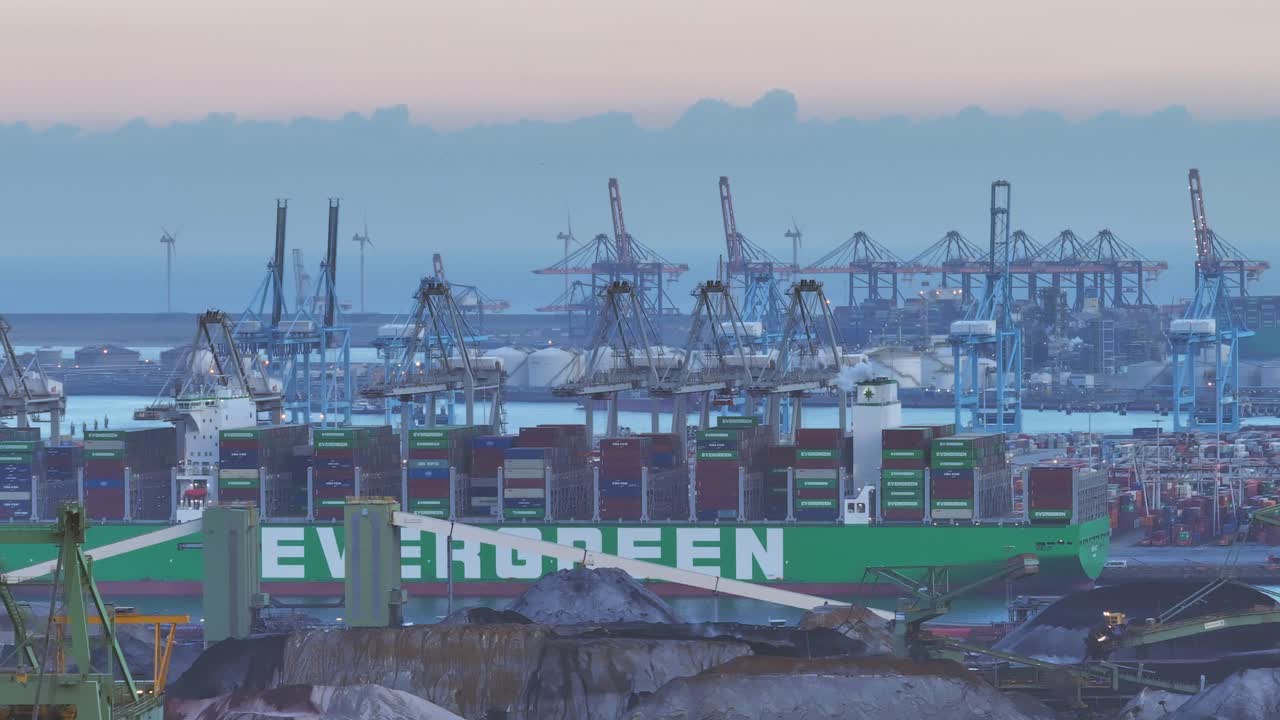 로테르담에서 해가 뜨고, ect 델타 터미널에서 또 다른 교대가 진행되고 있습니다.