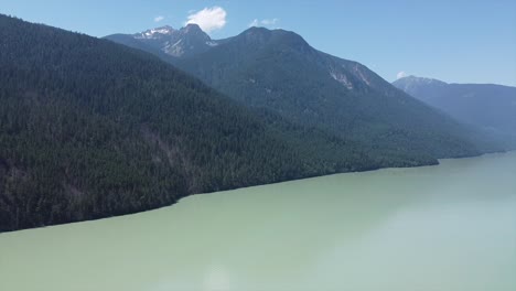 Vista-Serena-Del-Lago-Lillooet-Y-Montañas-Boscosas-En-Columbia-Británica,-Canadá