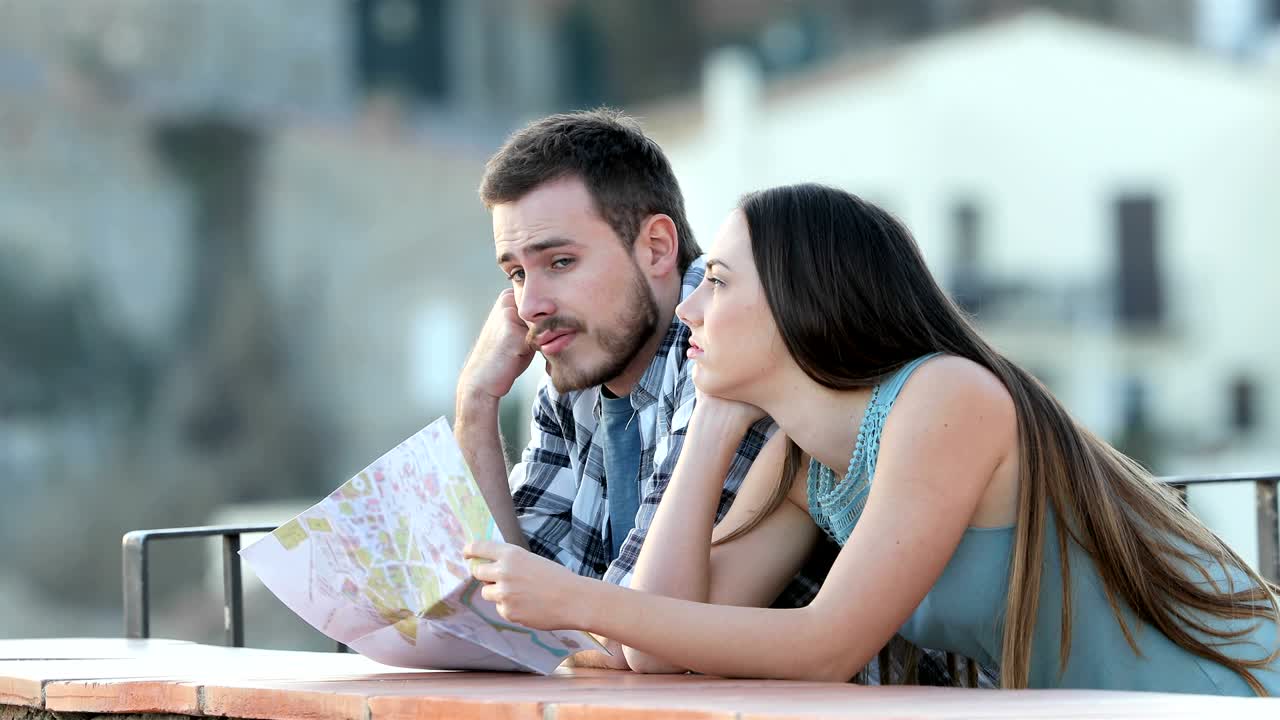 una pareja de turistas aburridos en una ciudad de vacaciones