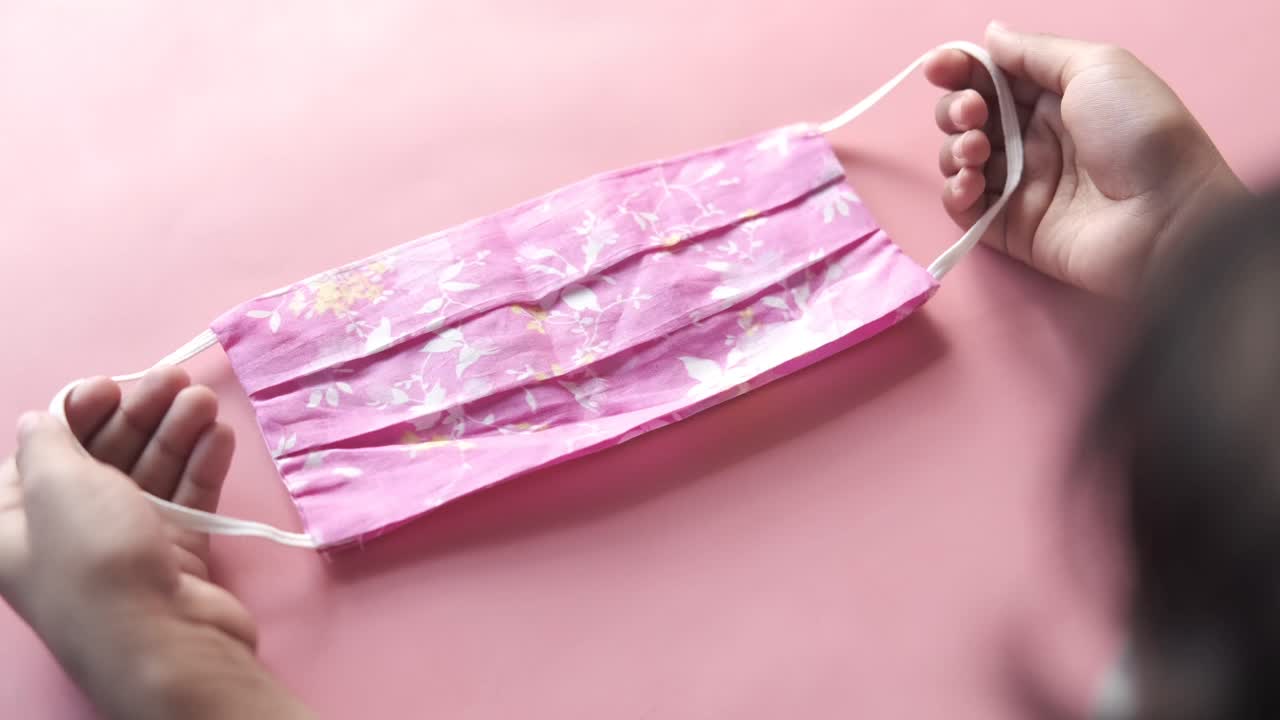 розовая тканевая маска для лица