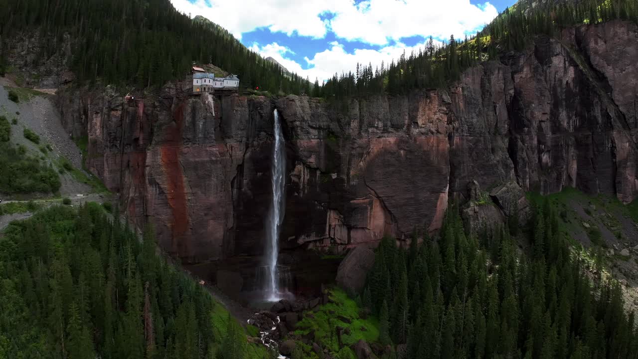 텔루라이드 신부 베일 폭포 콜로라도 파워 플랜트 하우스 공중 드론 포워드 팬 데이 아스펜 나무 언그레 숲 여름 그린 박스 캐니언 블랙 베어 패스 로드 바위 산 4wd 파란 하늘
