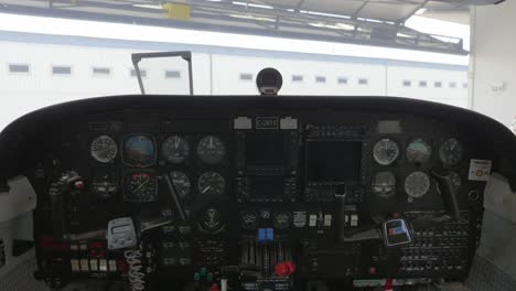 panel de instrumentos clásico de aviones dentro del hangar con puertas de cierre