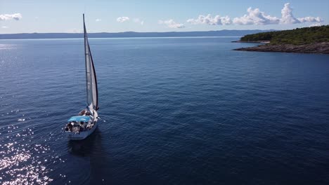 Sobrevuelo-Aéreo-En-Mar-Abierto-Con-Vista-A-La-Isla-En-Un-Día-Soleado-Sobre-El-Océano-Azul-Abierto-En-Croacia