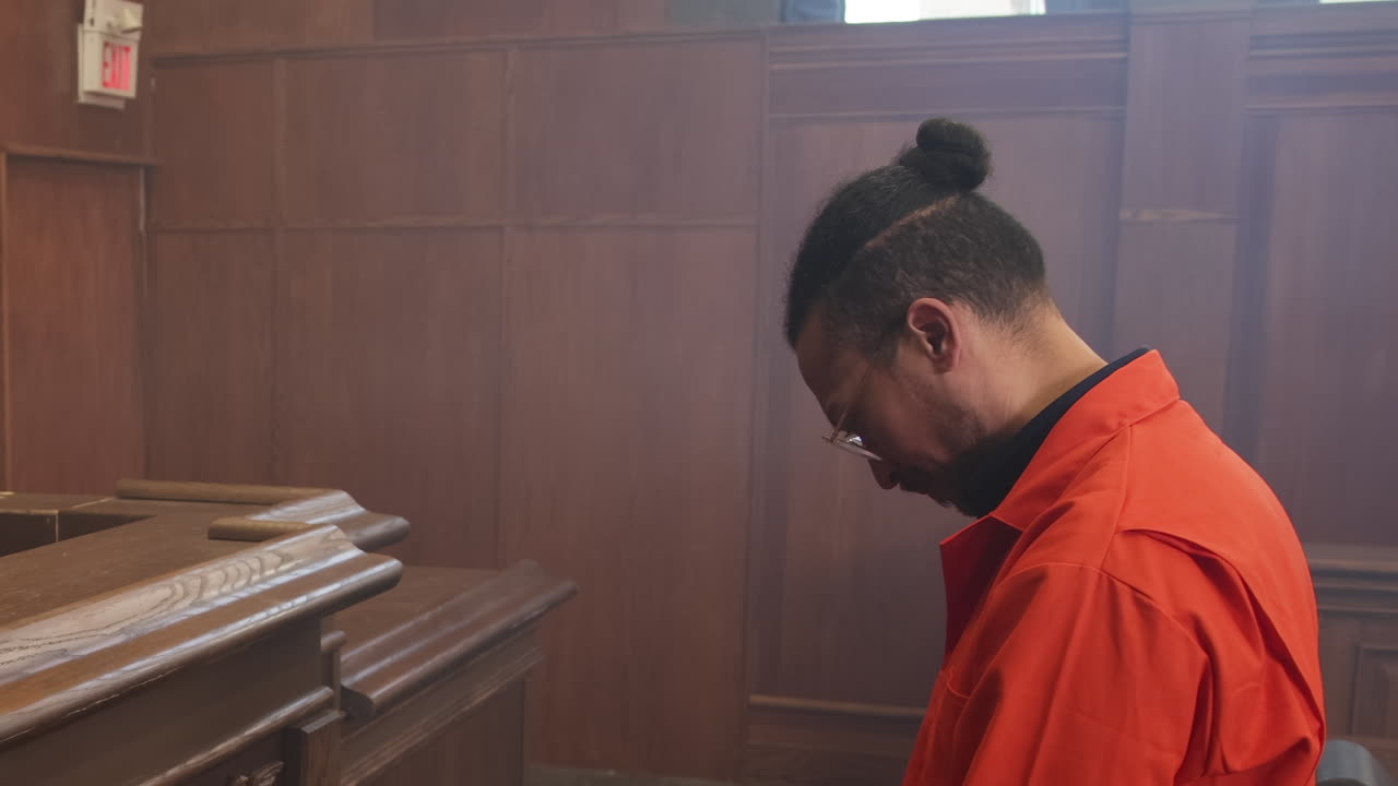 Detenuto afroamericano triste in aula di tribunale