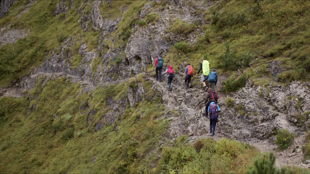 사람들이 바위가 있는 길을 걷고 있다