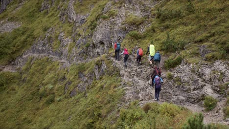 mensen wandelen op een pad met rotsen