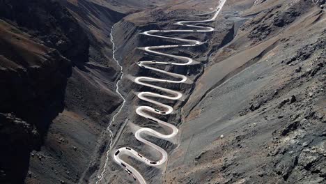 vista inclinada hacia abajo del carro aéreo de la carretera cuesta caracoles, frontera entre chile y argentina