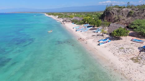 Paso-Aéreo-Playa-De-Arena,-Mar-Caribe-Y-Cueva-De-Pescadores-En-Pedernales,-República-Dominicana