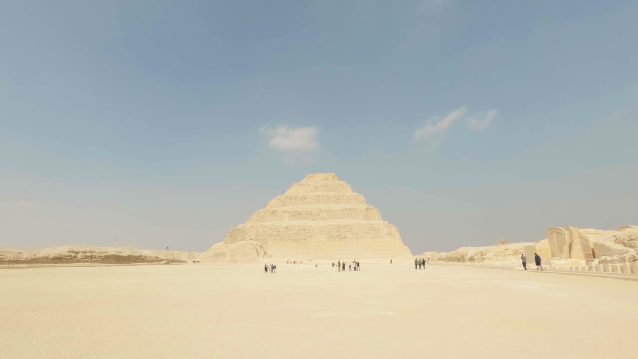Starověká Stupňovitá pyramida Džoserova v Sakkáře v Egyptě s turisty