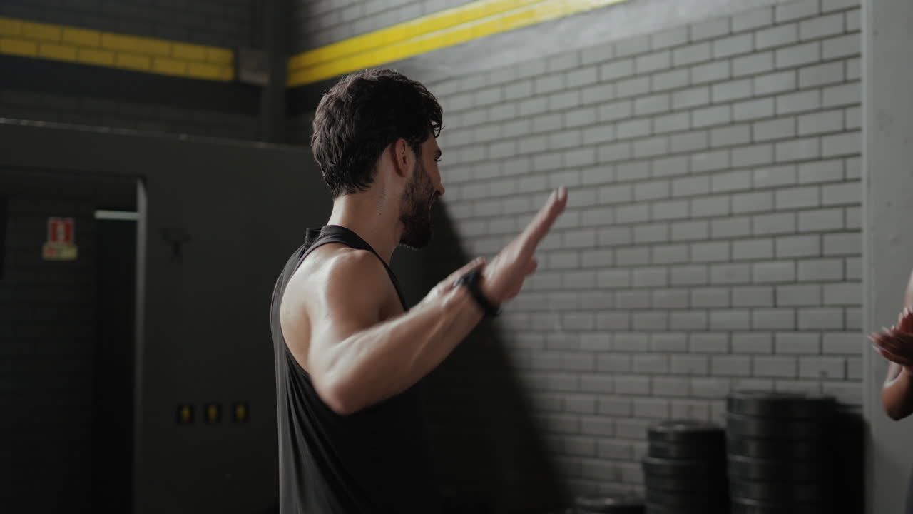 성공을 축하하는 피트니스 친구들