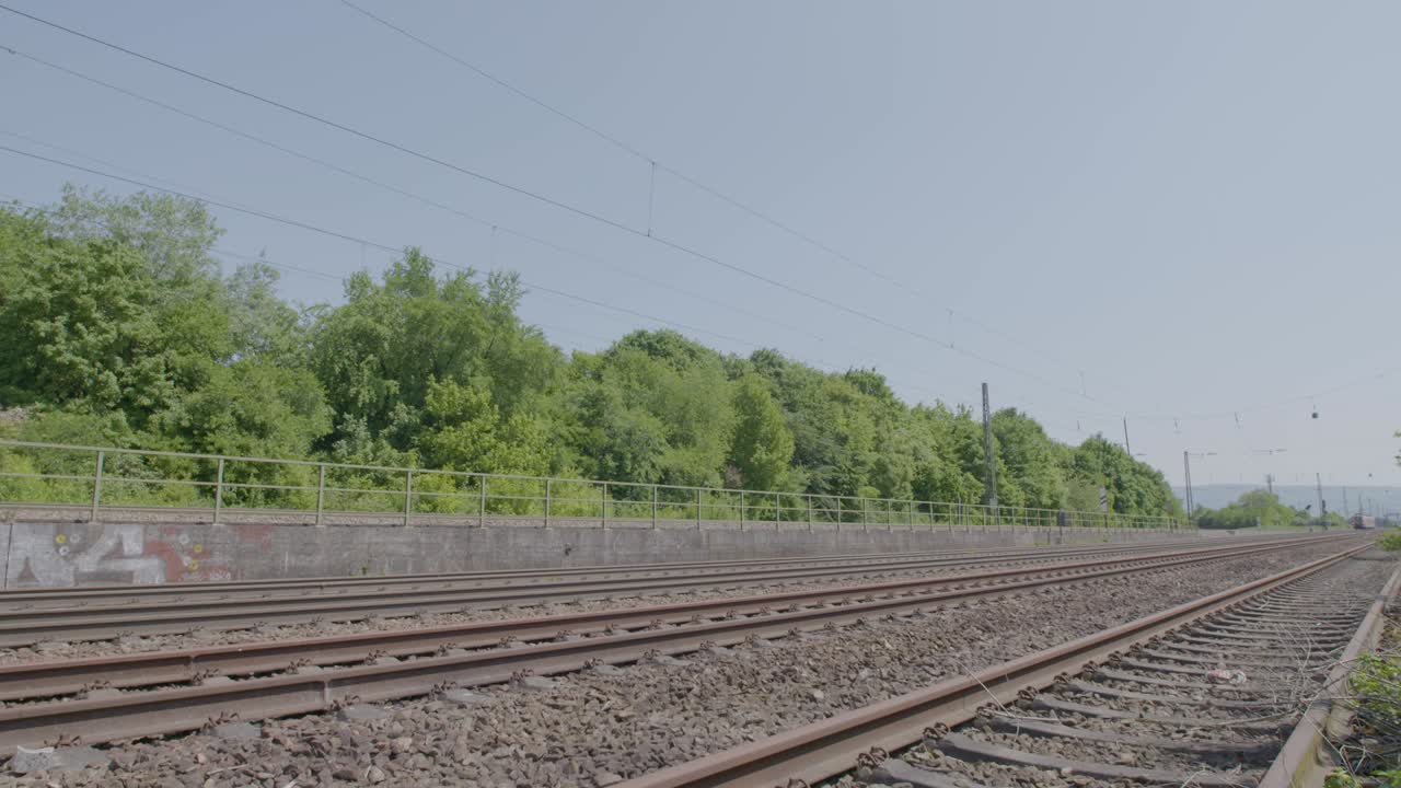 은 열차는 은 날 푸른 풍경을 통해 트랙을 가속화합니다.