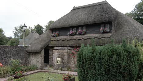 Ajardinado-Tradicional-Rústico-Cockingham-Casita-Con-Techo-De-Paja-Rural-Campiña-Inglesa-Jardín-Dolly-Derecho