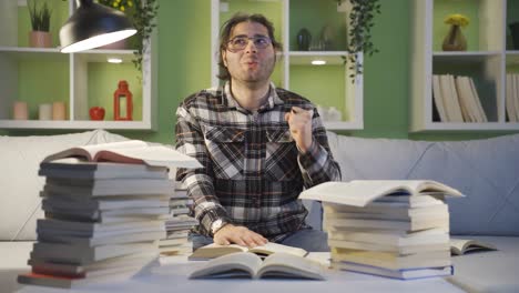 un estudiante universitario que experimenta alegría es feliz.