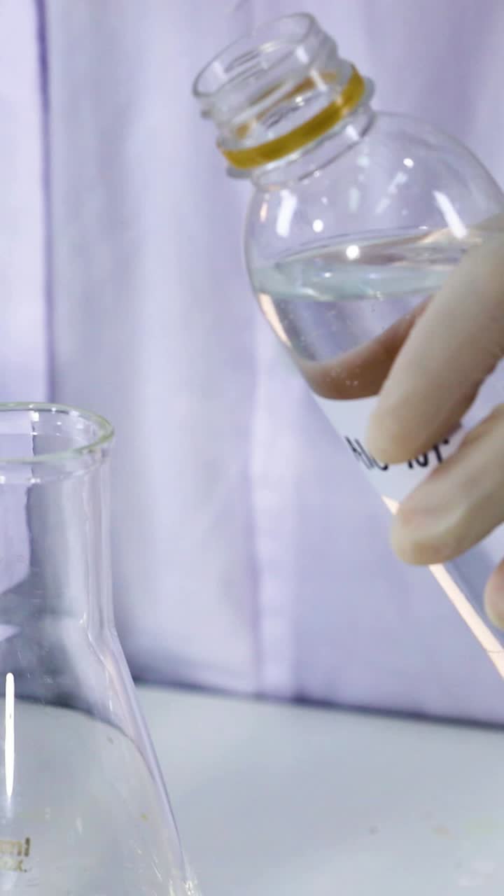 científico vertiendo líquido en un vaso