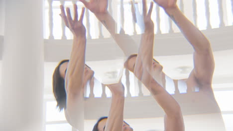 efecto caleidoscópico de un hombre enfocado que realiza una danza contemporánea en el estudio