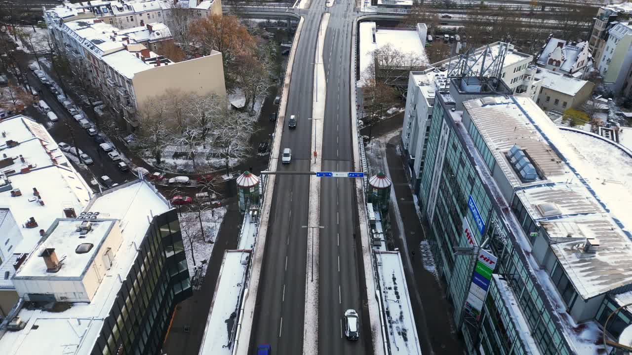 크리스마스 베를린 눈이 많은 구름이 많은 지붕에 겨울 눈