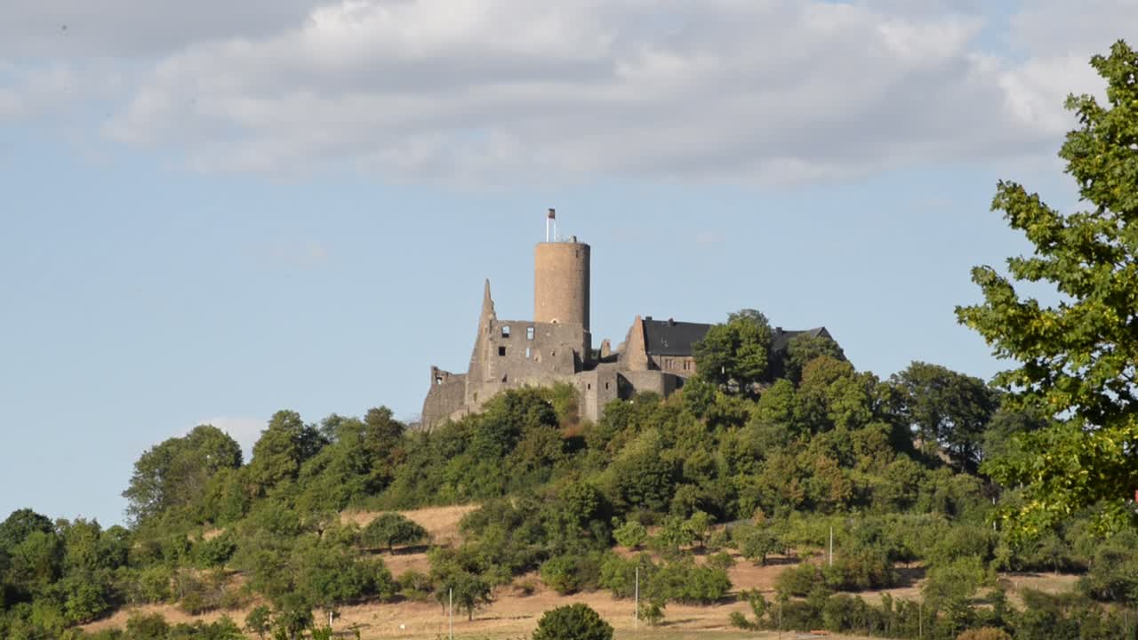 castillo de gleiberg en una soleada tarde de verano con pocas nubes arriba