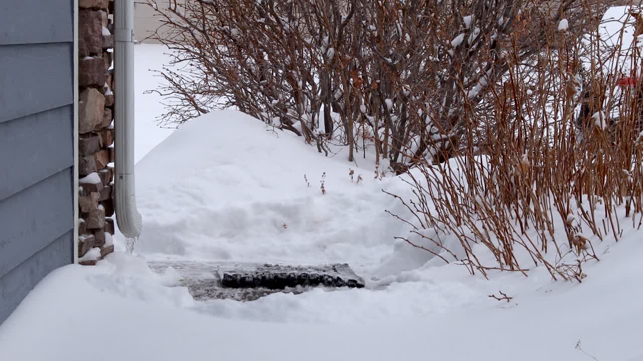 미끄러운 모서리에 미끄럼 방지 매트 깔기