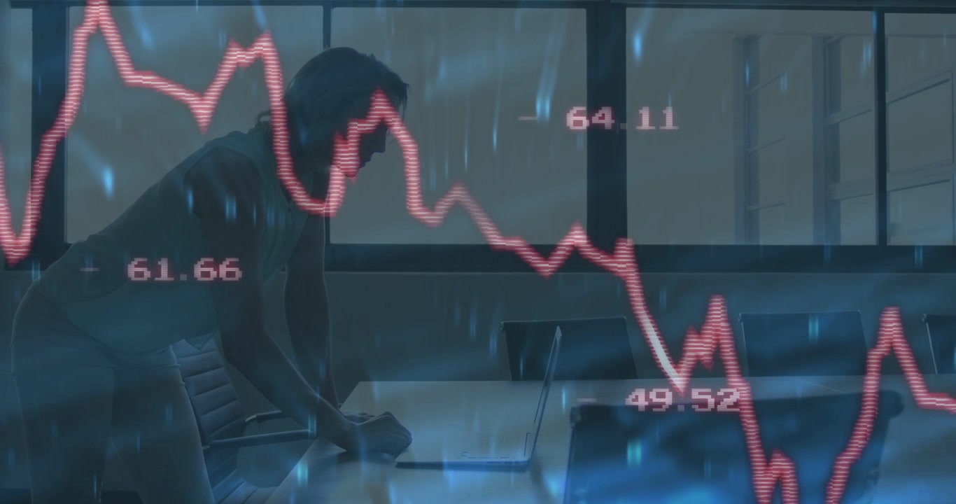 Mulher reagindo a um gráfico financeiro vermelho em flutuação em uma mesa de conferência, digitando e monitorando o laptop
