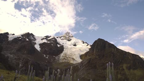 佩魯安第斯山脈的雪山頂在胡拉茲 (huaraz) 有令人驚訝的天空在安卡什地區