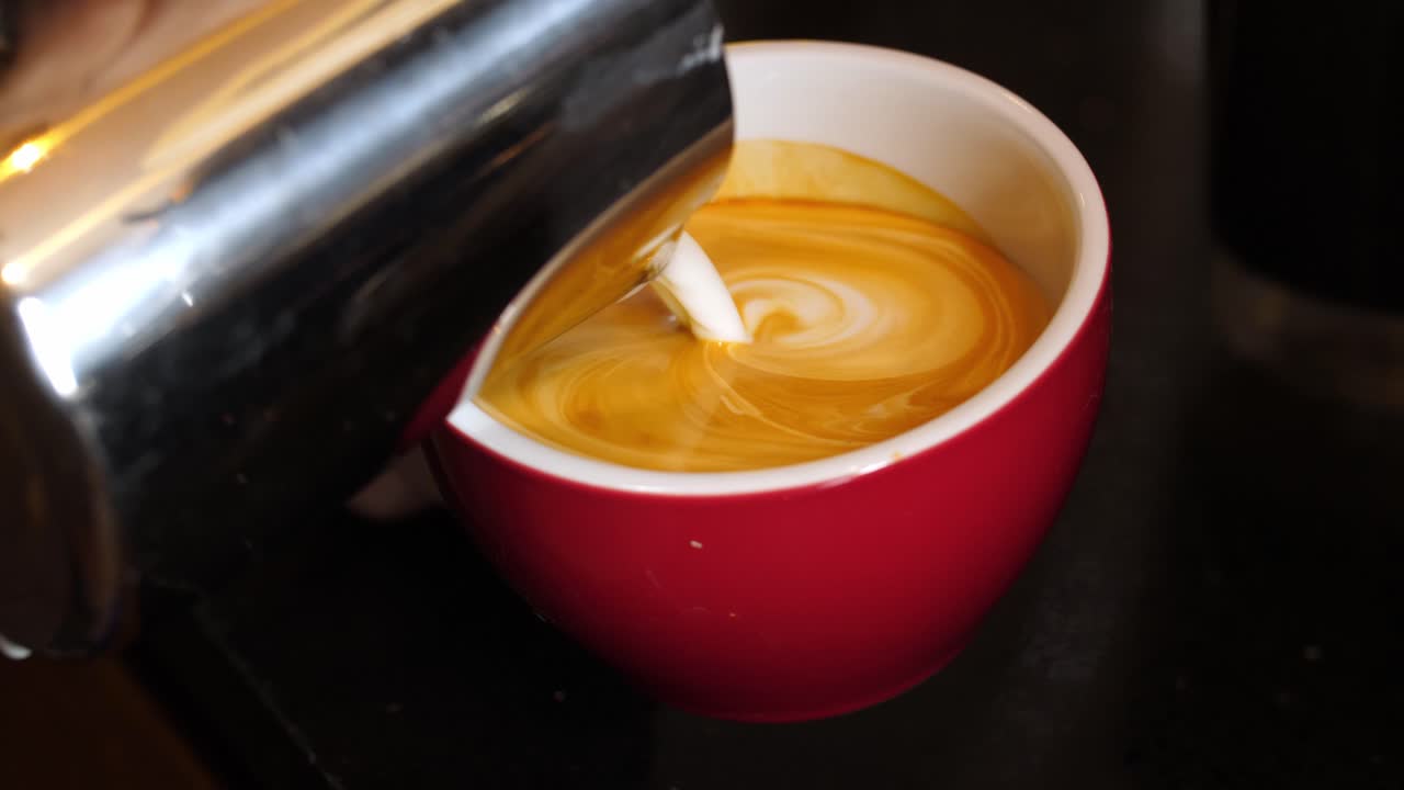 라테 아트를 만드는 것