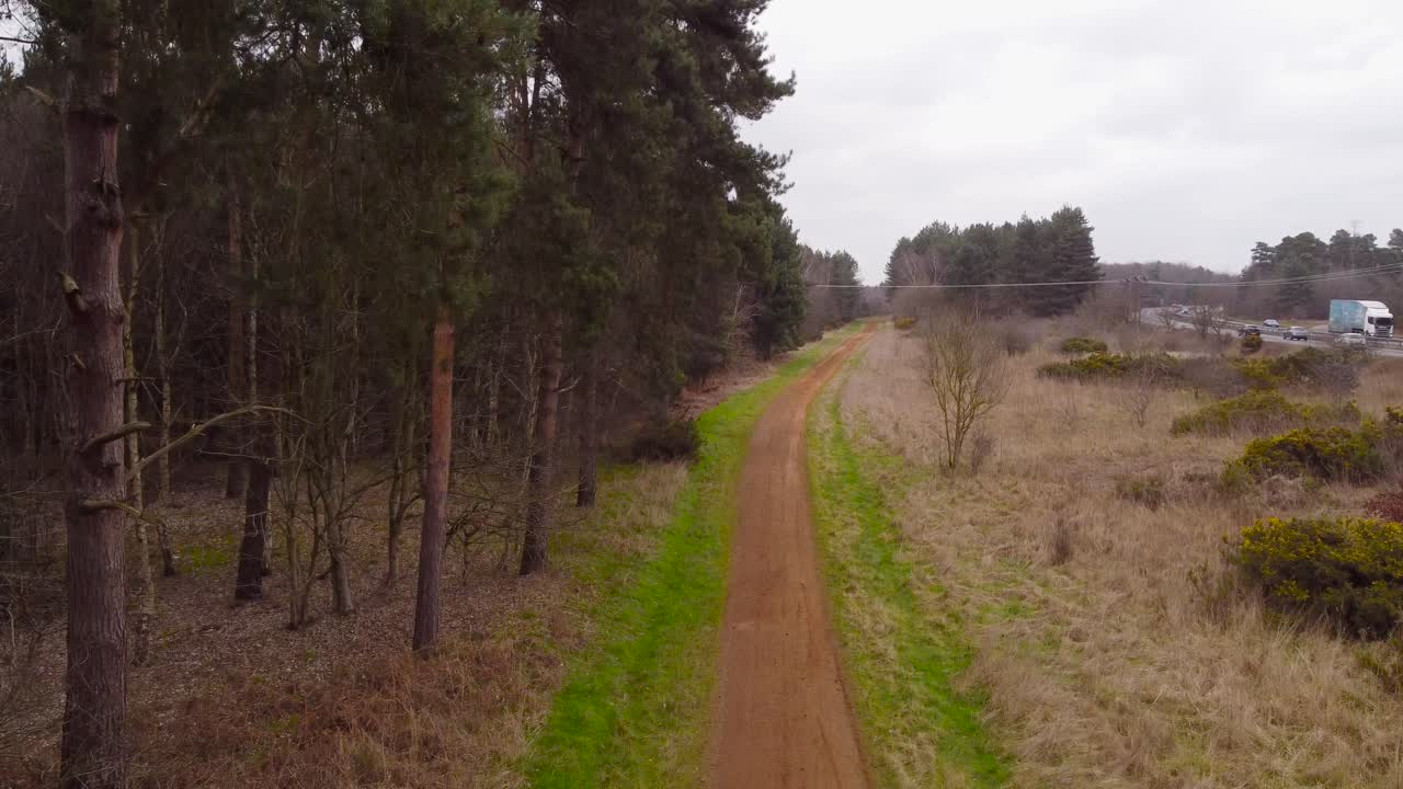 incline hacia arriba el video de un camino de grava en las afueras del bosque de thetford, brandon, reino unido